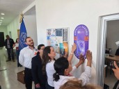 Capital coloca letreros de “espacio seguro” en edificios municipales