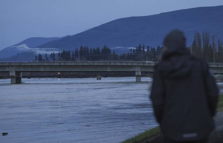 Burlington residents told to evacuate as homes start flooding