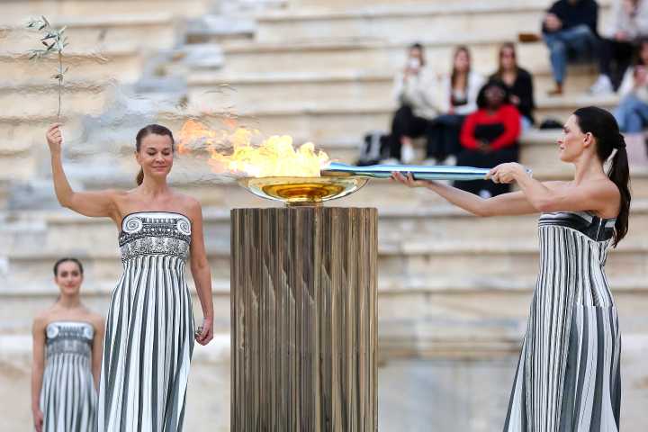 La llama olímpica deja Grecia y pone rumbo a Italia para Milán