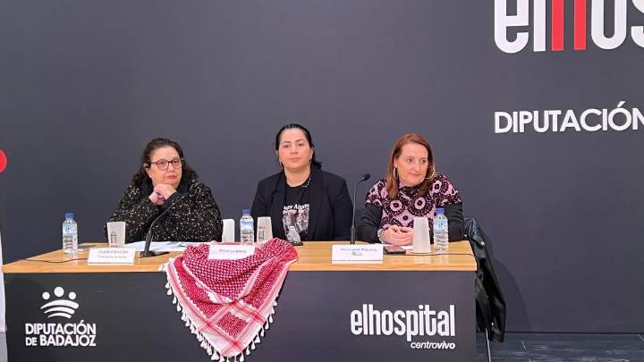 Extremadura escucha el testimonio de Khadija Amin: "En Afganistán ser mujer se ha convertido en un crimen"