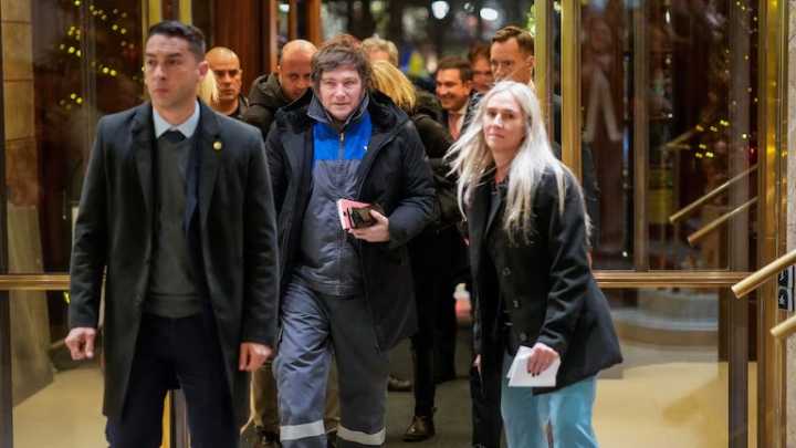 Con mameluco de YPF, Milei arribó a Oslo para la entrega del Nobel de la Paz