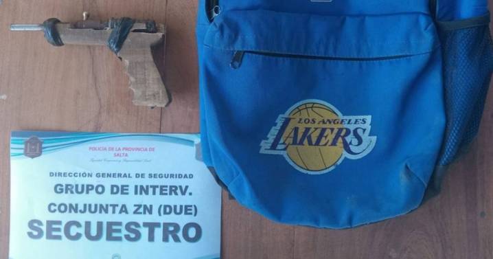 Seis jóvenes demorados con un arma hechiza que intentaron descartar