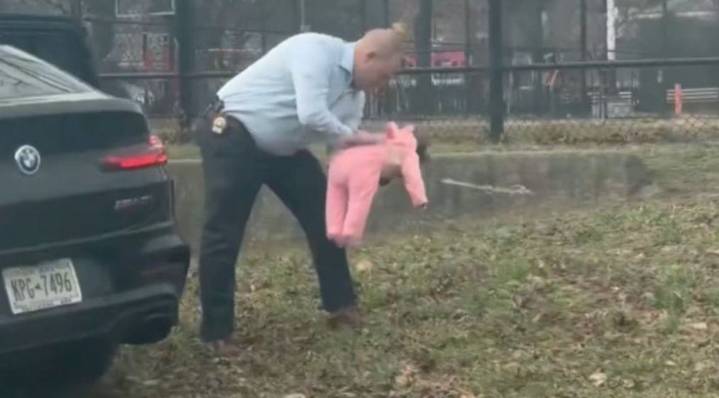 ¡Héroe sin capa! Policía salva a bebita de morir ahogada en medio del tráfico de la hora pico