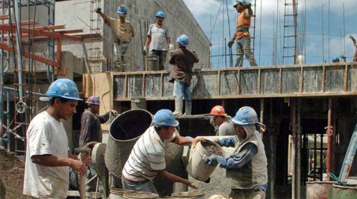 Adiós a las horas extra: así funcionará el nuevo "banco de horas" que impulsa el Gobierno en la reforma laboral