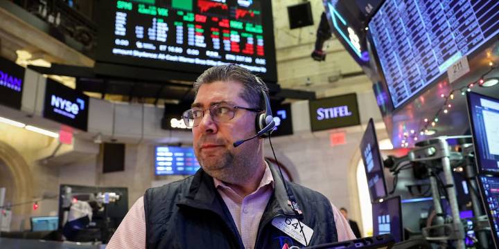 Carrera de obstáculos para bajar el riesgo país: tras la vuelta al mercado se espera por compras de reservas y el fin del cepo