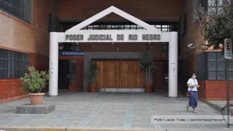 Río Negro: la Justicia ordenó que un jubilado dejara de pagarle la cuota alimentaria a sus tres hijos de 26, 27 y 37 años