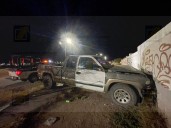 Conductor ebrio estrella su pickup contra dos domicilios y es alcanzado por motociclistas
