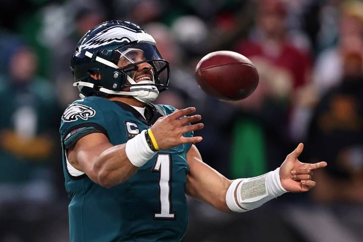 Deadspin | Bench Jalen Hurts? Eagles' Nick Sirianni shoots down 'ridiculous' QB idea