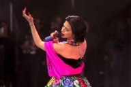 Ángela Aguilar afirma que está cumpliendo su promesa de ayudar a migrantes con su gira