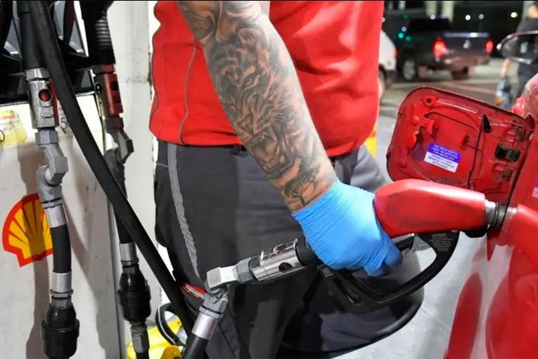 Por qué la nafta sube sobre la inflación mientras baja el precio del petróleo: qué se espera en 2026