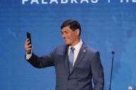 Desde Cobresal hasta Provincial Osorno: Parisi sorprende luciendo colección de camisetas en las Elecciones 2025