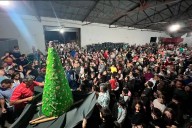 Navidad en Gilbert: gigante árbol de chocolate fue degustado por vecinos y visitantes
