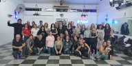 Socializar, sanar y enamorarse: el aula de baile como refugio para desafiar la soledad con pasos de rock