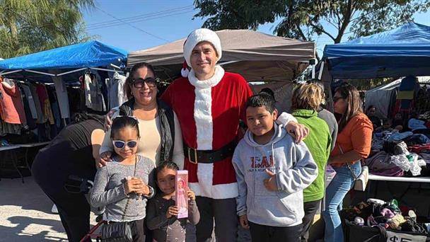 Legislador reparte juguetes en el Tianguis de Los Rieles