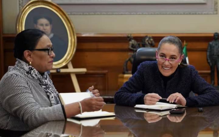 Sheinbaum conversa con el Papa y lo invita a México