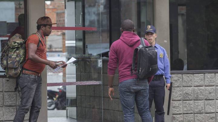 Fue por “millas” y salió expulsado: Migración sacó del país a dominicano que tenía documentación falsa