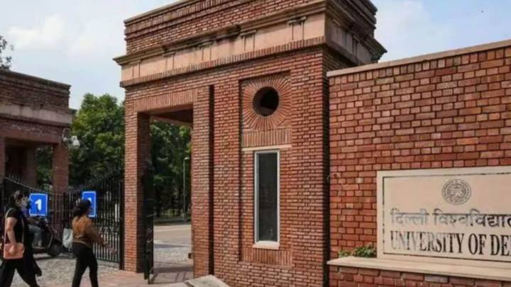 DU Exam Papers Arrive Nearly Four Hours Late, Over 35 Subjects Affected