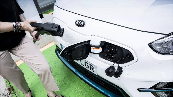 Sánchez pide a Bruselas que no se elimine el veto a los vehículos de combustión para 2035