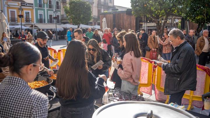 Santa Eulalia vuelve a unir a Mérida en una pitarra popular a base de vino y villancicos