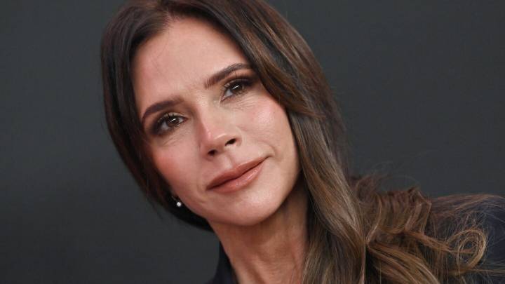 Victoria Beckham lleva las uñas navideñas que sí rejuvenecen las manos a los 50+