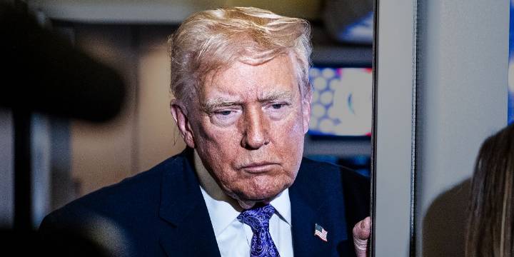 New Photo of Donald Trump Raises Health Questions After Attention Turns to His Right Hand