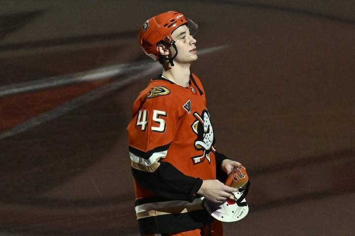Deadspin | Ducks' Beckett Sennecke bids to stay hot vs. Blackhawks