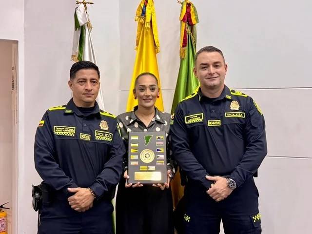 Policía entregó Escudo del Departamento a la secretaria de Turismo, Industria y Comercio por su trabajo institucional