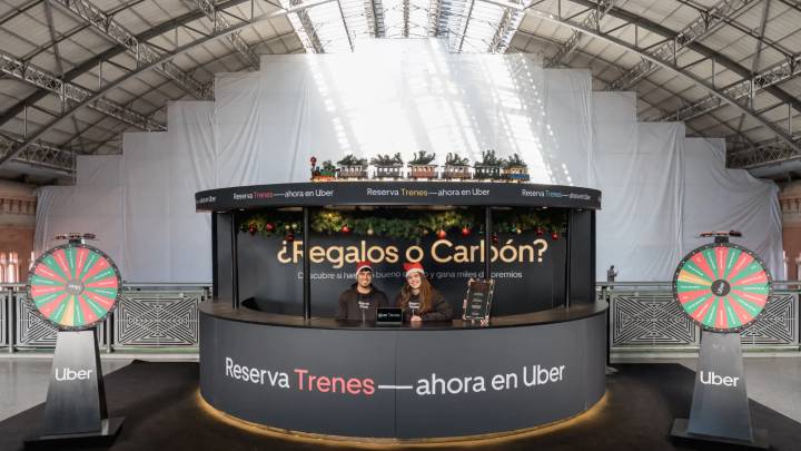¿Regalos o carbón? Así es el divertido reto de Uber en la estación de Atocha