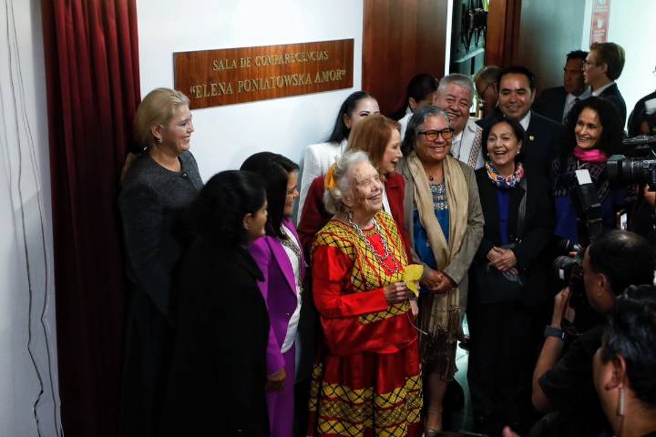Senado homenajea a Poniatowska; instituye su nombre a la Sala de Comparecencias