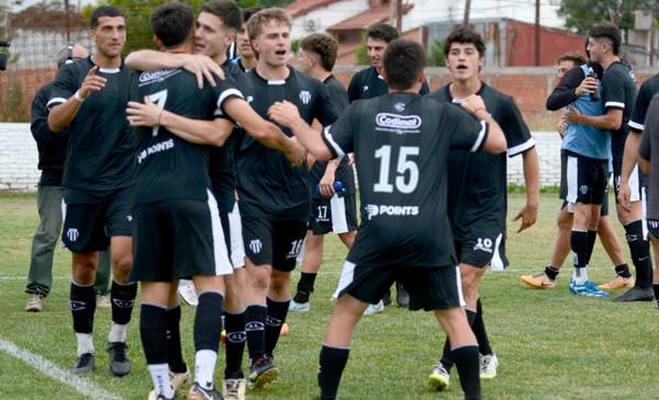 Lo que es el fútbol: el jugador "estrella" de Huracán erró el penal y Liniers festejó que hay una final más
