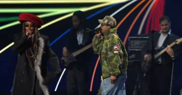 La rapera Lauryn Hill sorprende en el Sorteo del Mundial 2026 al cantar con su hijo en el escenario del Kennedy Center en  Washington D.C