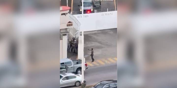 El momento en que un hombre amenazó a marinos afuera de la Zona Naval en Puerto Vallarta, Jalisco: fue neutralizado l VIDEO