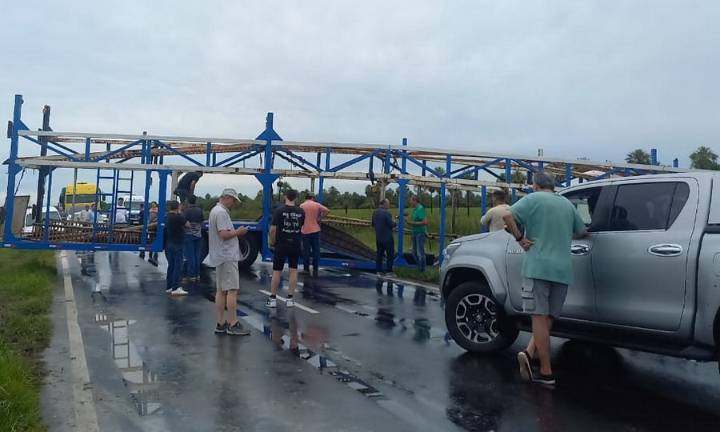 Un camión “mosquito” se despistó en la ruta 11, cerca de Cañada Doce