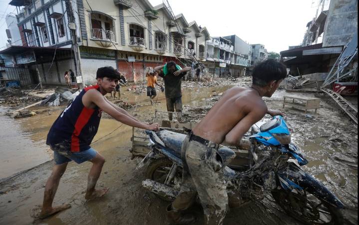 FOTOS: Devastadas Indonesia, Sri Lanka y Tailandia por las inundaciones; van más de mil muertos y miles de desaparecidos