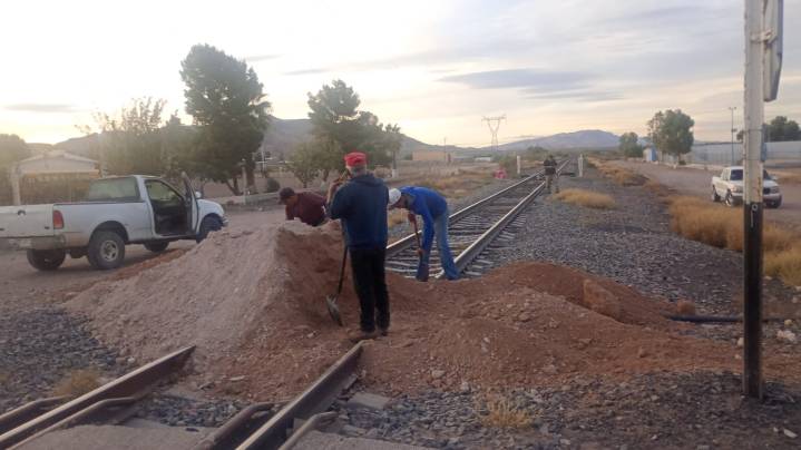 Continúan cerrados puentes internacionales, bloqueo de vías del ferrocarril se traslada de Estación Consuelo a Saucillo, donde también la caseta está parcialmente bloqueada