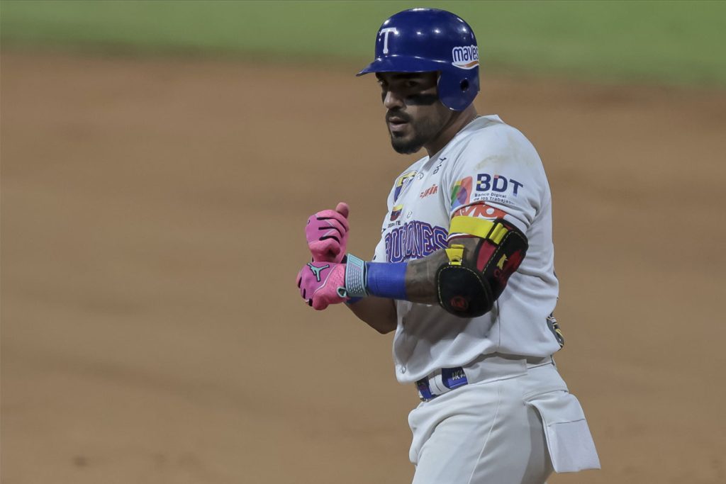 Bate de Juniel Querecuto comandó paliza de Tiburones sobre Tigres