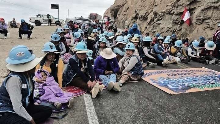 Crítica situación por bloqueo de mineros en Panamericana Sur: restricciones en venta de pasajes en Terminal Terrestre