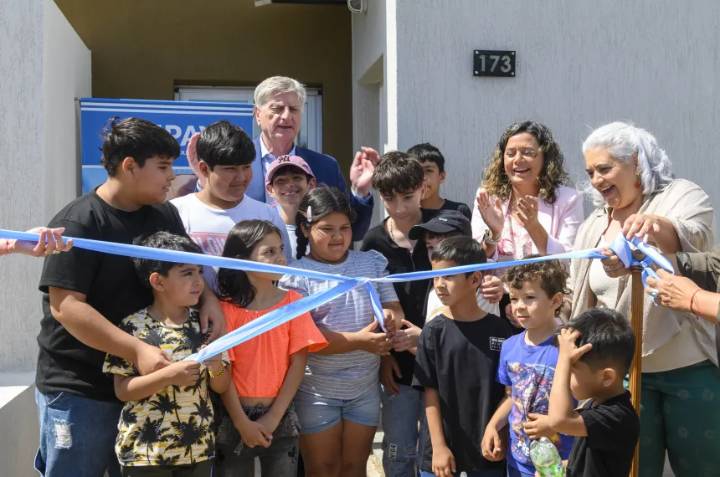 Ziliotto entregó 10 viviendas en Anguil y anunció otras 25