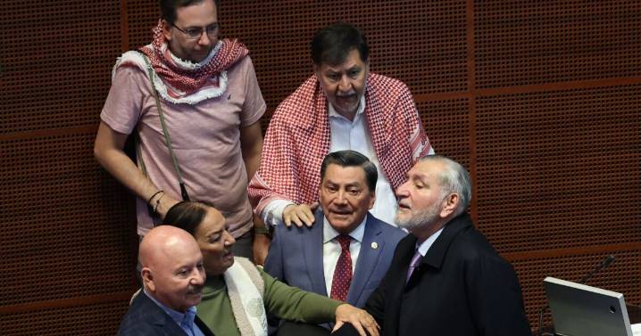 Senadores se gastan millones de pesos en libros de AMLO