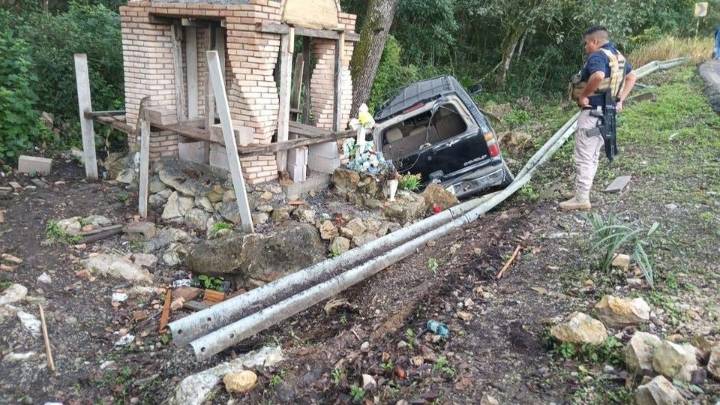 Dos jóvenes lesionadas tras salir del camino en carretera libre Valles