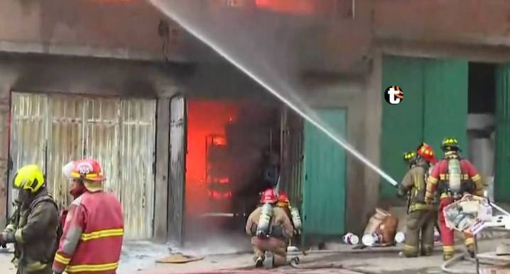 ¡Fuego en Villa El Salvador! Ferretería estalla en plena madrugada y causa pánico en el Parque Industrial Diez explosiones, escasez de agua y el riesgo de que las llamas alcancen casas y negocios mant