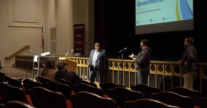 Manitowoc parents ask district to reconsider plan to close elementary schools