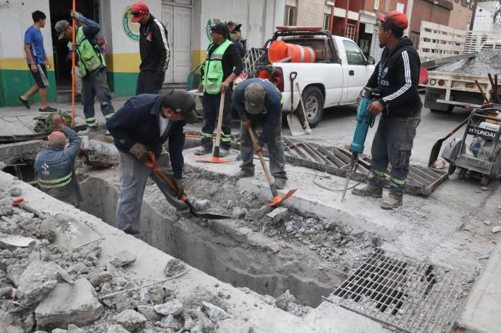 Refuerza Saltillo seguridad vial; repara rejillas pluviales en Zona Centro