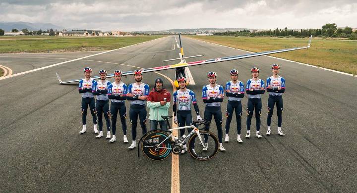 Red Bull Bora Hansgrohe: El equipo de Daniel Felipe Martínez, hace volar un avión y hay video