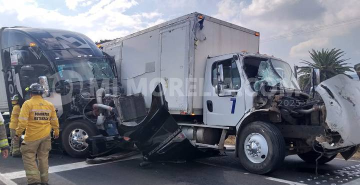 Fuerte choque en El Reparo provoca caos vial en la carretera Morelia