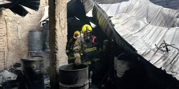 Incendio en fábrica de solventes en Guadalajara deja dos lesionados