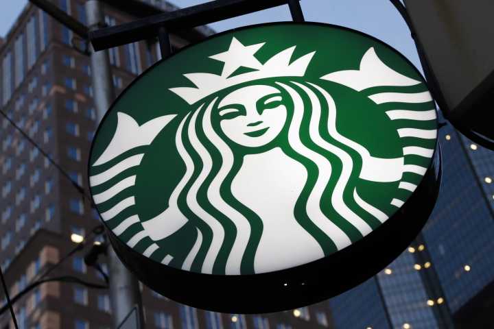Starbucks pagará millones por modificar horarios sin aviso en Nueva York