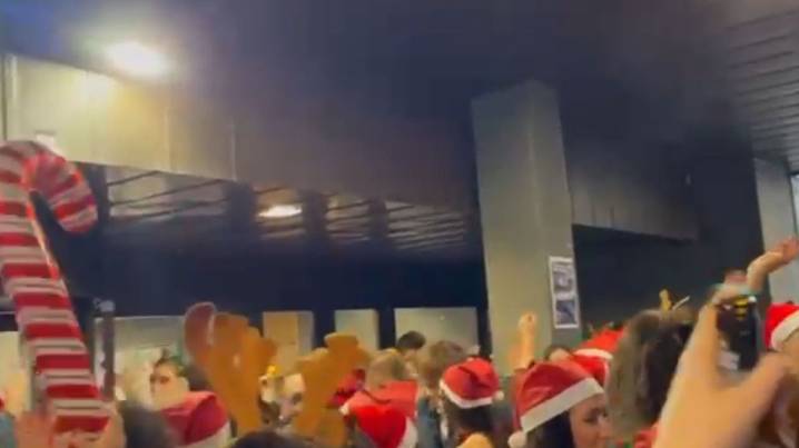 Los alumnos de sexto de Medicina de Santiago secundan a lo grande su tradición navideña