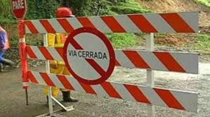 ¡Arranque! La Autopista Medellín Bogotá estuvo cerrada la noche por caída de piedras