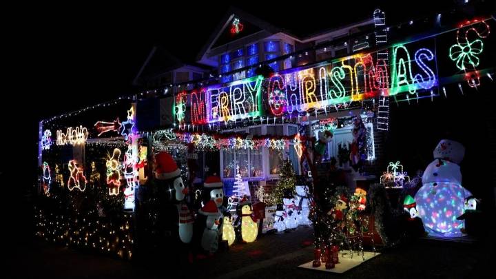 Espectacular decoración y luces navideñas en una casa inglesa